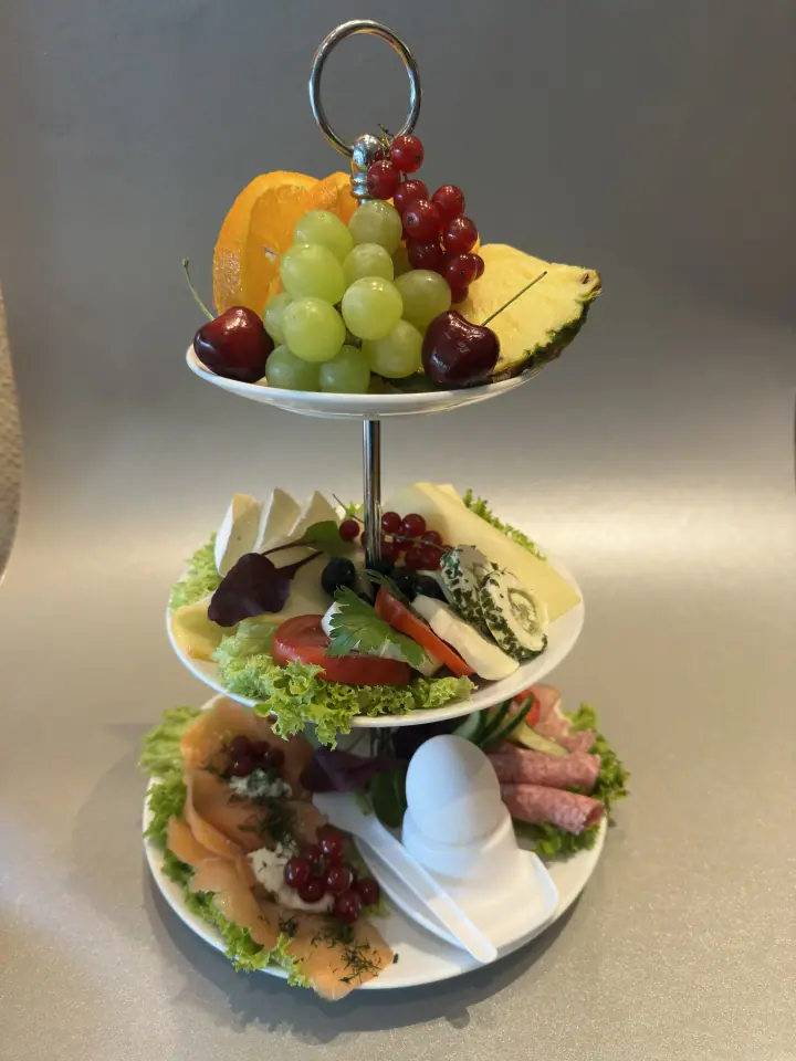 Hausgemachte Marmeladen und Frühstückszutaten auf der Etagere
