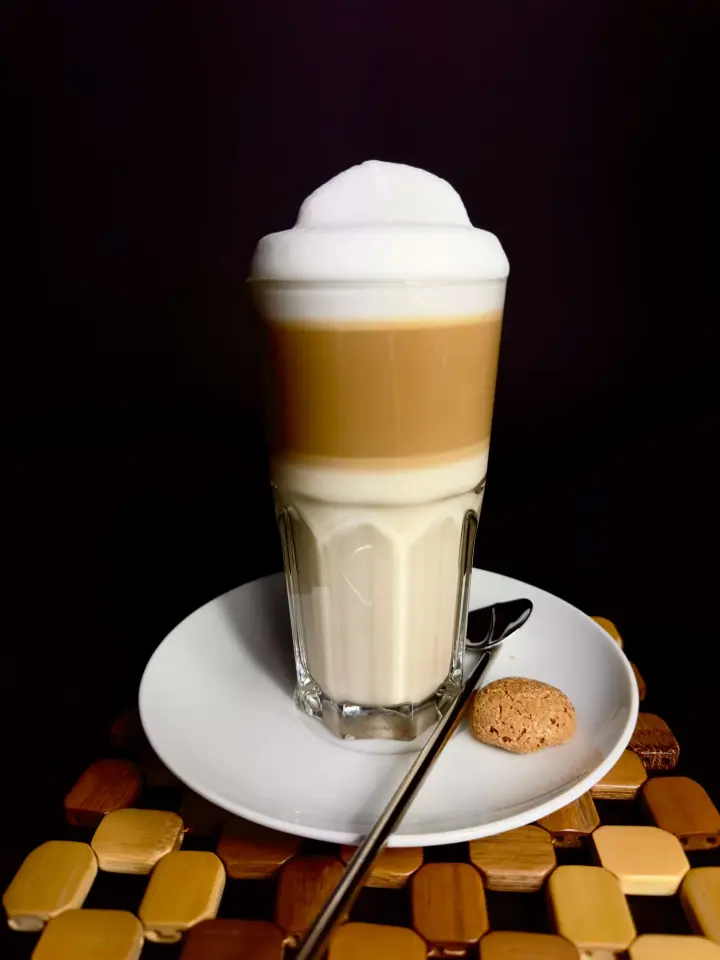 Frisch gebrühter Kaffee und Frühstückszutaten
