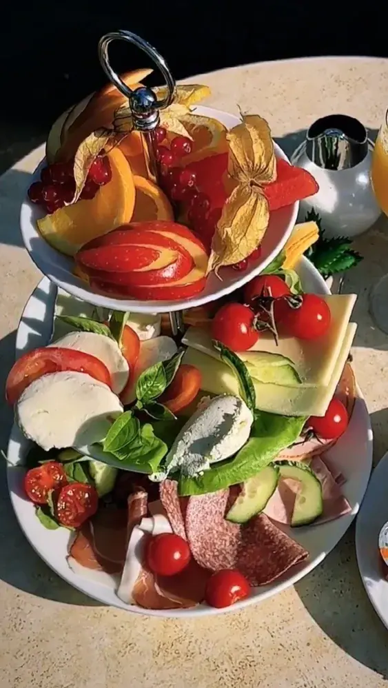 Frühstücksetagere im Park Café Mariendorf mit Wurst, Käse, Lachs und hausgemachten Marmeladen