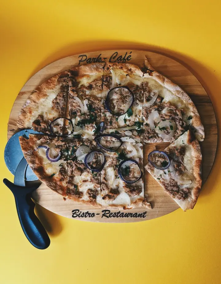 Knusprige Flammkuchen im Park Café Mariendorf – hauchdünner Teig mit klassischen und kreativen Belägen